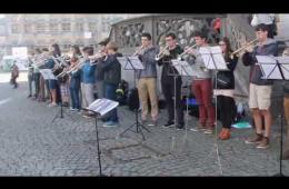 Embedded thumbnail for Trompetters op de grote markt